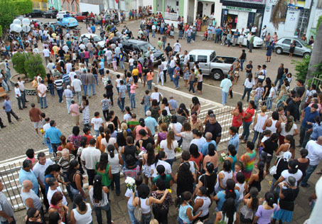 Centenas de pessoas se despedem de Sandrinha em Baixa Grande