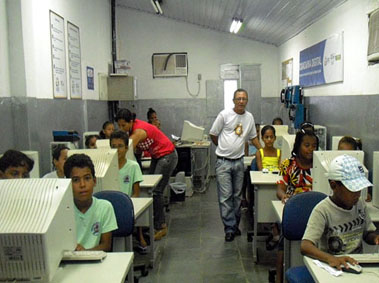 Alunos da Escola Ministro Ney Braga Têm Acesso à Informática em Baixa Grande