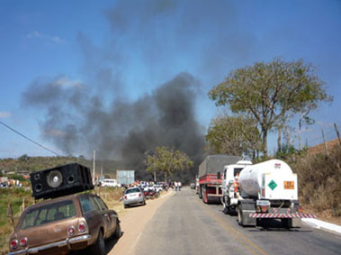 População de Baixa Grande Interdita a BA-052 em Protesto por Mais Segurança