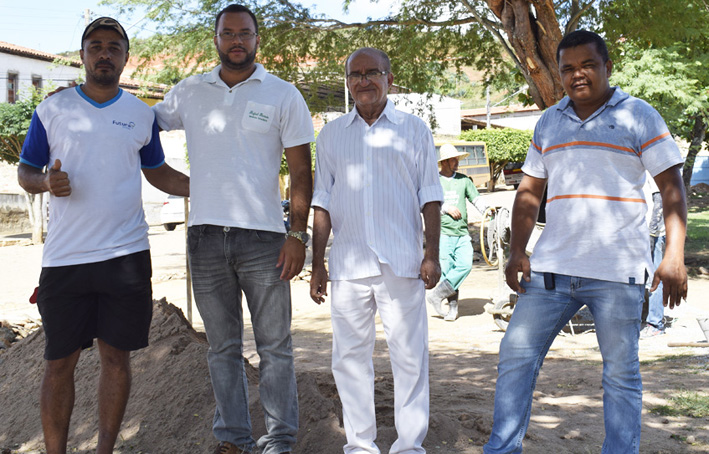 Prefeito Heraldo Alves Miranda visita obra da Praça da Juventude em Baixa Grande