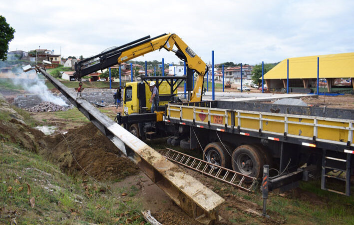 Prefeitura retira antigos postes de refletores para avanço das obras da Praça da Juventude em Baixa Grande