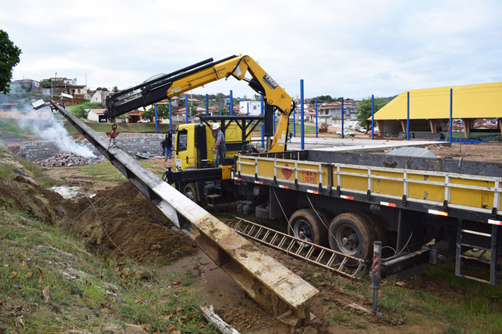 Prefeitura retira antigos postes de refletores para avanço das obras da Praça da Juventude em Baixa Grande