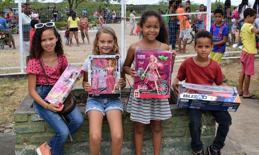 Empresário promove alegria a centenas de crianças dos povoados de Mandacaru e Viração, município de Baixa Grande – BA