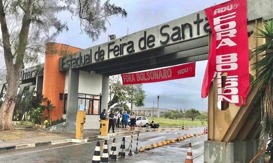 Feira de Santana: Coligação de presidente pede retirada de faixa com ‘Fora Bolsonaro’ na Uefs