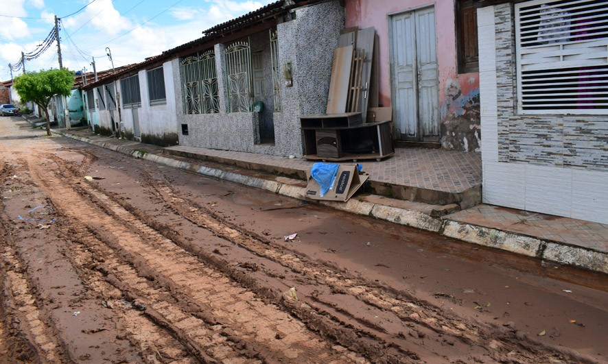 Após chuva, mais um dia para moradores de Baixa Grande calcularem prejuízos em casas inundadas