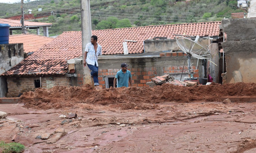 Água das chuvas invade residências e estabelecimentos comerciais de Baixa Grande – BA