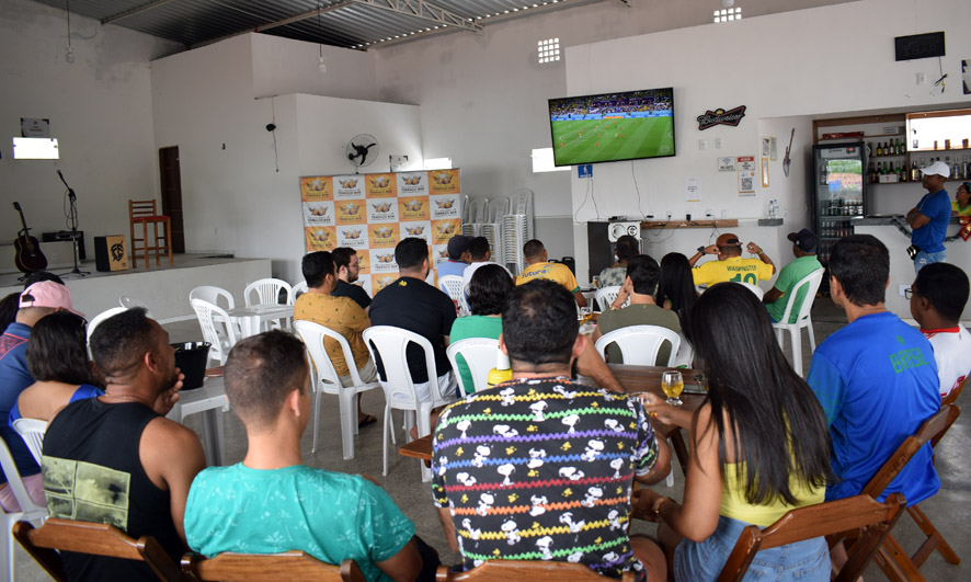 Mais uma vez torcedores de Baixa Grande se reúne para assistirem o jogo que classificou o Brasil para as oitavas de final da Copa do Mundo