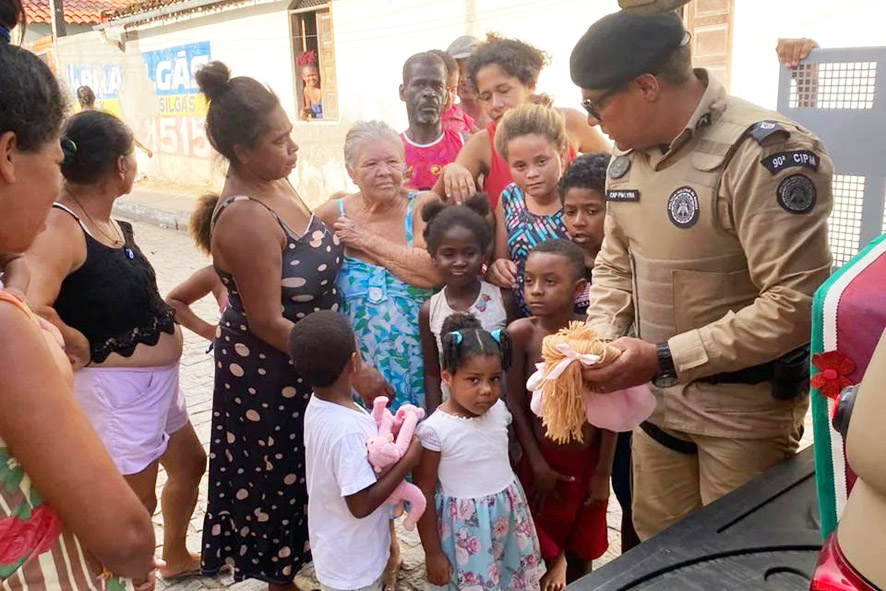 Policiais da 90ª CIPM faz entrega de brinquedos em Riachão do Jacuípe