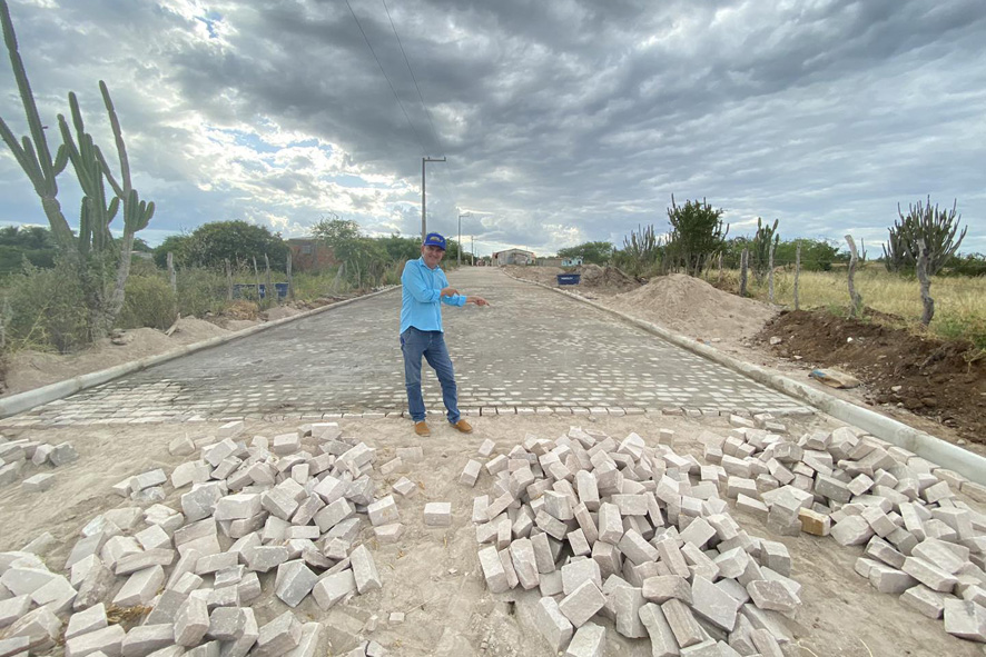 Prefeito de Capela do Alto Alegre visita a obra de Construção do acesso à Ipiraí