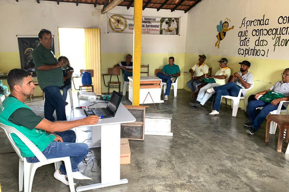 Prefeitura de Capela do Alegre Alegre inicia nova turma de apicultores