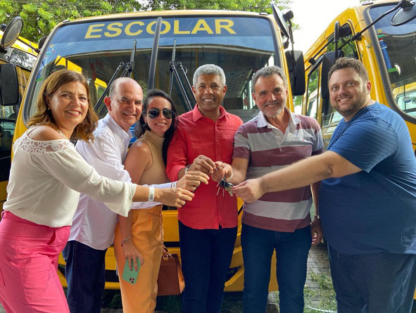 Prefeitura de Capela do Alto Alegre recebe novo ônibus, reforçando a frota escolar rural