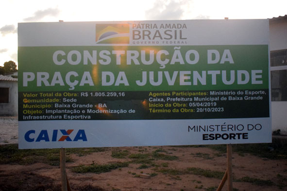 Colocada nova placa com nova data de conclusão da Praça da Juventude em Baixa Grande