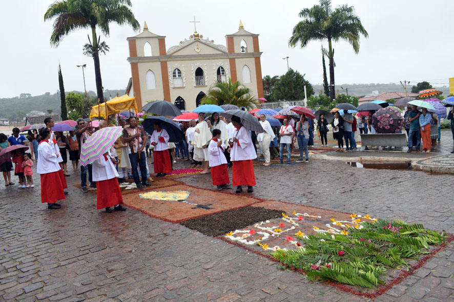 Católicos celebram Corpus Christi com tapetes e missa em Baixa Grande