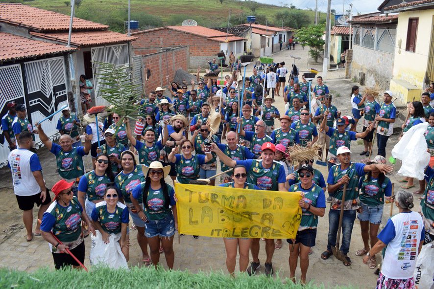 Após festa, Turma da Labuta une trabalho e diversão limpando ruas de Italegre, distrito de Baixa Grande