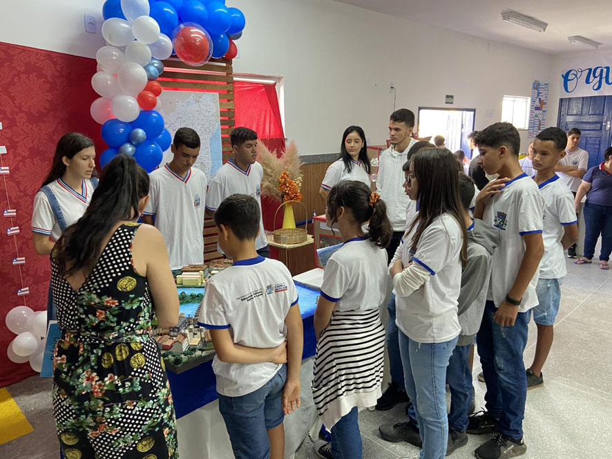 Alunos da Rede Municipal visitam exposição do Colégio Estadual em Capela do Alto Alegre