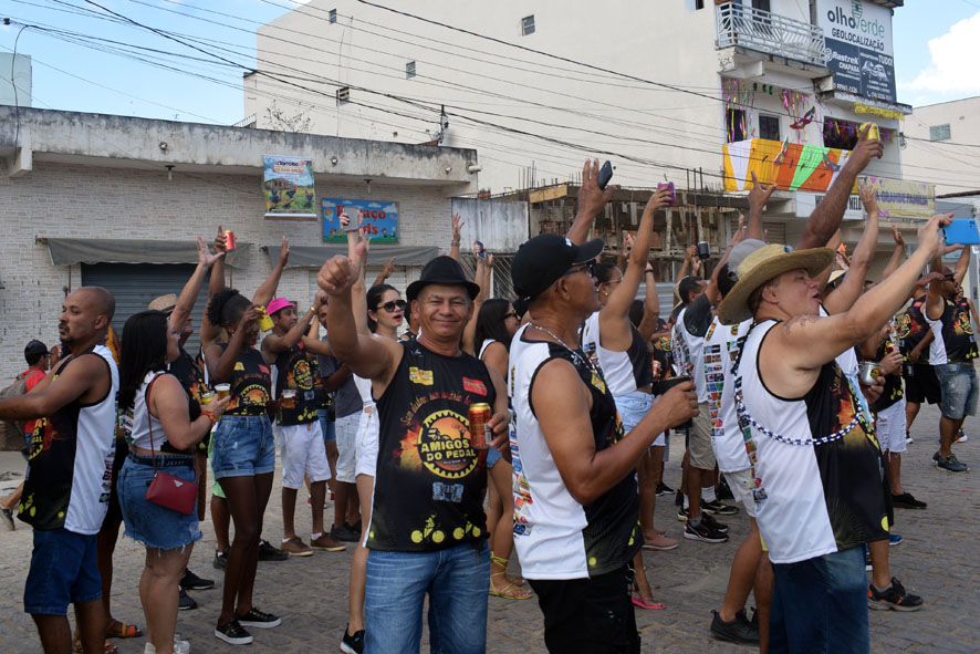 Bloco Amigos do Pedal inicia a atrações do 2º dia da Micareta de Baixa Grande