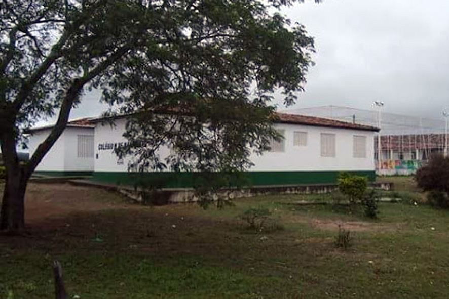 Vereador Léo indica mudança do Mercado Municipal de Mandacaru para a Escola desativada e construção de praça no espaço