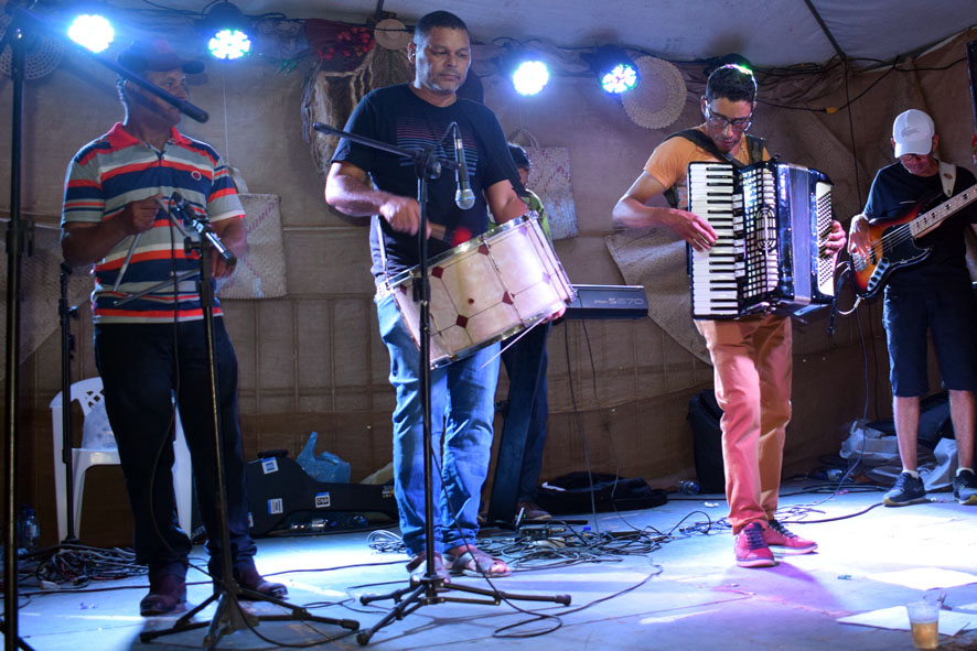 O Samba Raiz e o Forró Pé de Serra agitou o palco da 2ª Feira Agroecológica e Cultura Popular de Baixa Grande