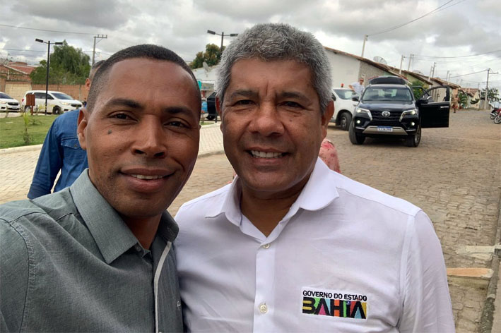 Vereador Léo do Mandacaru entrega em mãos do governador o pedido Asfaltamento da Estrada de Mandacaru até a BA 052