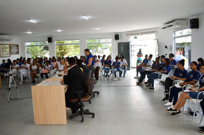 Estudantes do 3º do Colégio Estadual tiveram uma aula na sessão da câmara de Baixa Grande