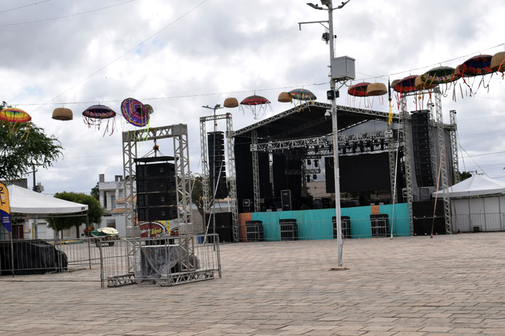 Palco preparado para o Festival Canto do Jacuípe, 29 canções serão apresentadas neste final de semana