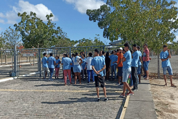 Trabalhadores da Paquetá Calçados em Ipirá voltam a realizar protesto