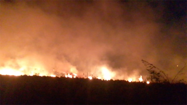 Bombeiros varou a madrugada pra conter incêndio em fazenda de Macajuba; 200 tarefas de pastagem foram queimadas