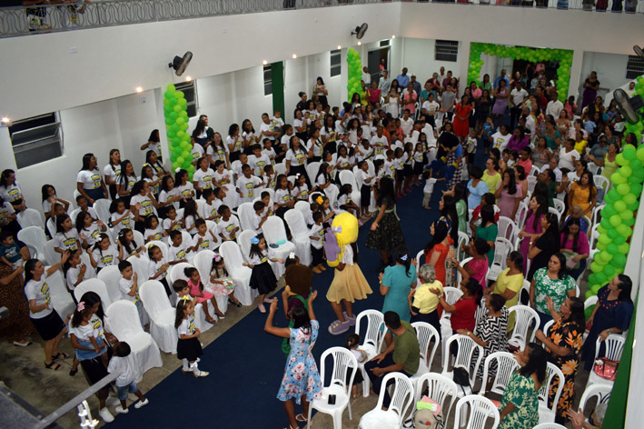 Tia Estefáne anima a noite de Culto Festivo Infantil da Igreja Assembleia de Deus em Baixa Grande