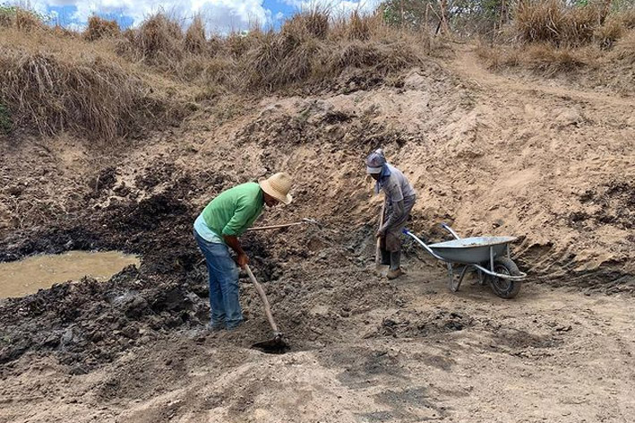 Instituto Agrovida mostra limpeza das aguadas na comunidade bom jardim, no município de Baixa Grande