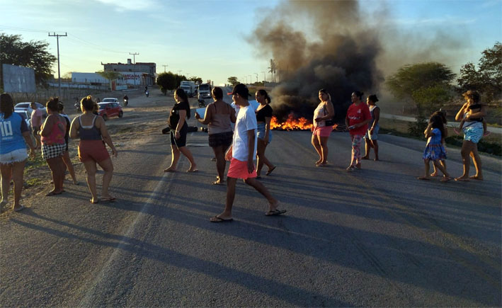 Moradores revoltados com a falta d’água bloquearam a BR 324 no distrito do Junco de Jacobina