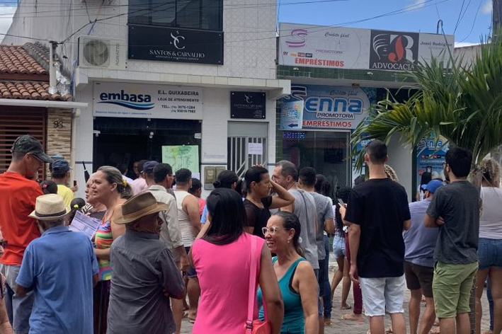 Moradores de Quixabeira protestam na Sede da Embasa. “A gente quer água”