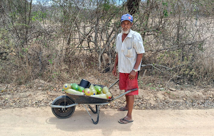 Com mais de 90 dias sem cair água na torneira, moradores da Viração recorre a água de taque de barro transportadas em garrafas pets