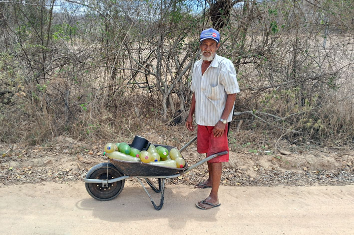 Com mais de 90 dias sem cair água na torneira, moradores da Viração recorre a água de taque de barro transportadas em garrafas pets