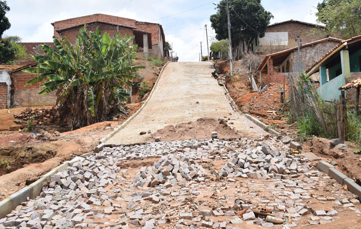 Primeira chuva do ano deixa ruas esburacadas, lama e poste de energia danificado em Baixa Grande