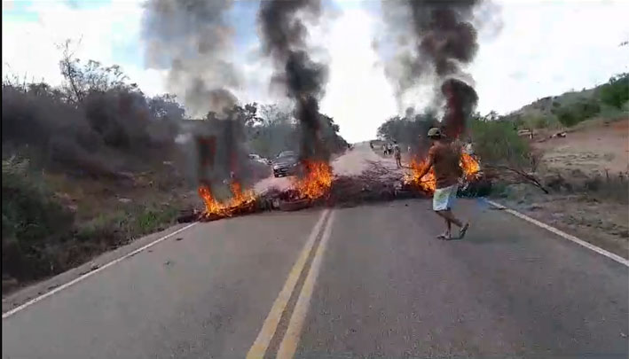 Após ficarem sem energia, Moradores de Baixa Grande bloqueia a BA-130 por quase 4 horas
