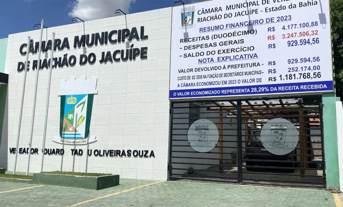 Riachão do Jacuípe: Presidente da Câmara exibe placa com demonstrativo financeiro 2023