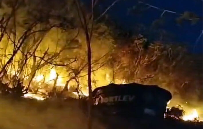Incêndio em vegetação ameaça atingir casas no Bairro da Bananeira em Jacobina; Prefeitura Municipal emite nota