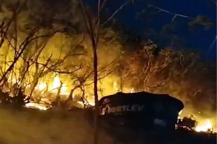 Incêndio em vegetação ameaça atingir casas no Bairro da Bananeira em Jacobina; Prefeitura Municipal emite nota