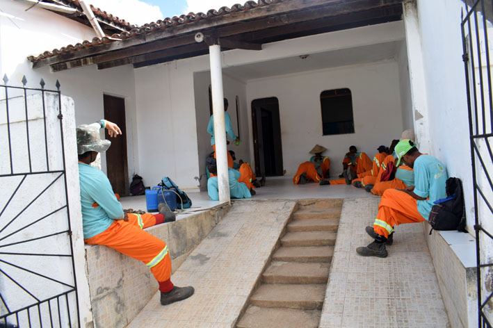 Por falta de pagamento, Garis paralisam os trabalhos em Baixa Grande