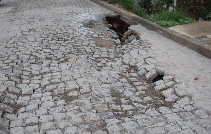 Rua recém pavimentada em Baixa Grande praticamente destruída pela chuva