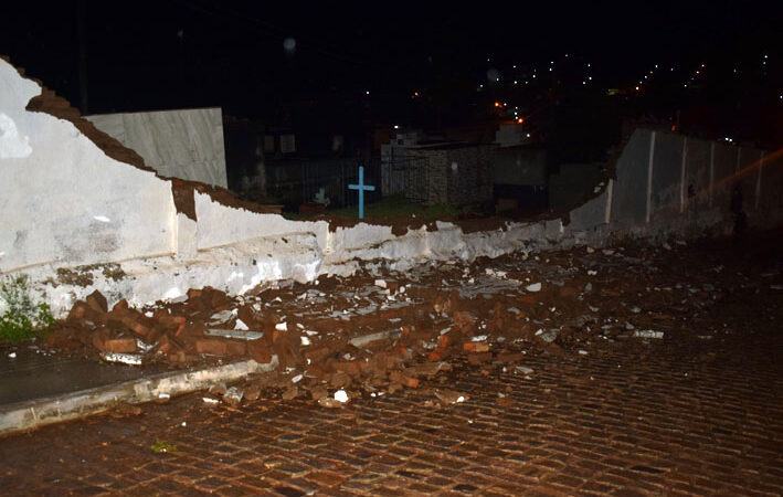 Muro de cemitério desaba após chuva em Baixa Grande