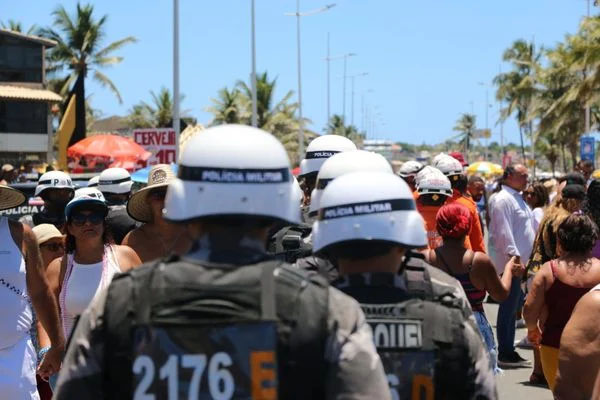 Policial tem arma furtada em tumulto no carnaval do Nordeste de Amaralina