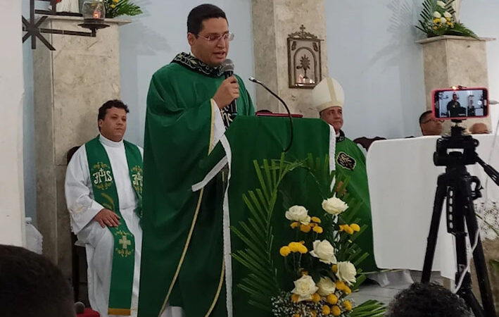 Fiéis participam da posse de Padre Cláudio na paróquia Senhor Bom Jesus do Bonfim em Piritiba