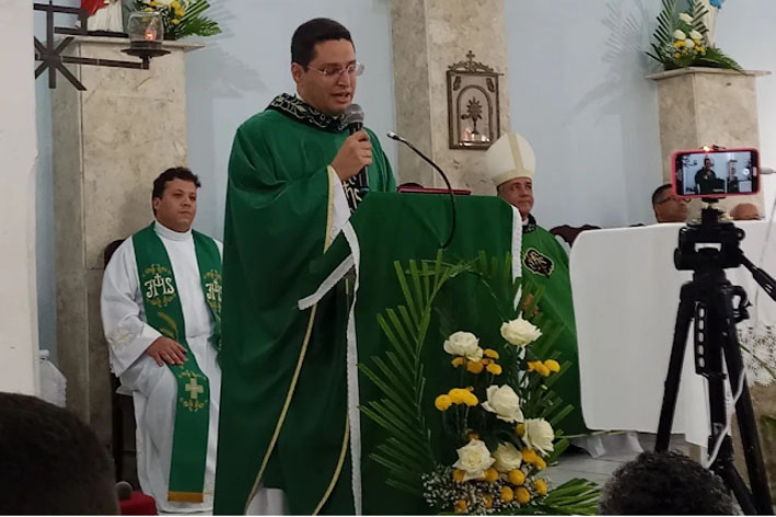 Fiéis participam da posse de Padre Cláudio na paróquia Senhor Bom Jesus do Bonfim em Piritiba