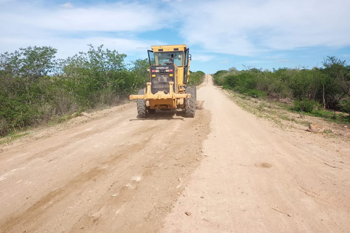 Secretaria de Infraestrutura realiza manutenção em estrada de Capela do Alto Alegre