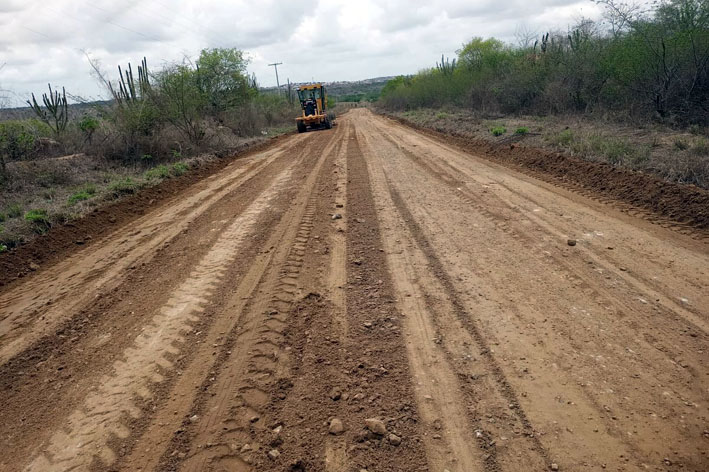 Prefeitura de Capela do Alto Alegre segue melhorando estradas