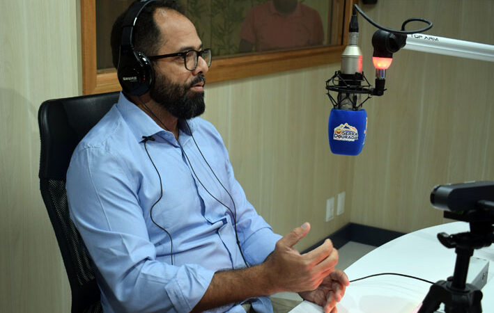Pré-candidato a prefeito de Baixa Grande, Israel Oliveira participa de entrevista na Serra Dourada FM