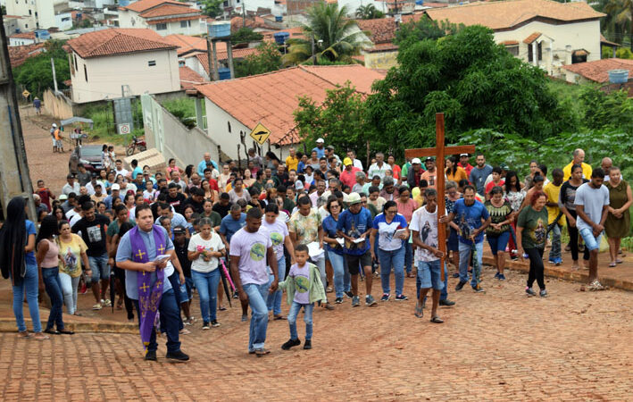 Católicos sobem ao Monte do Cruzeiro em procissão da Via-Sacra da Paixão de Cristo em Baixa Grande