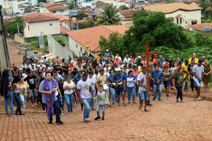 Católicos sobem ao Monte do Cruzeiro em procissão da Via-Sacra da Paixão de Cristo em Baixa Grande