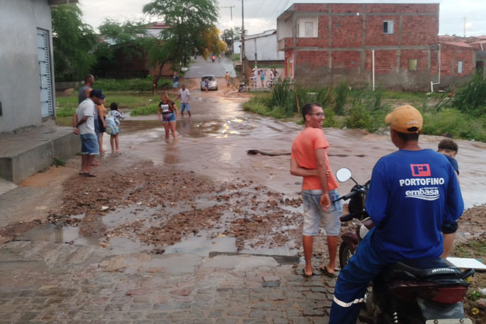 São José do Jacuípe: Forte chuva deixa ruas e residências alagadas na tarde desta sexta feira